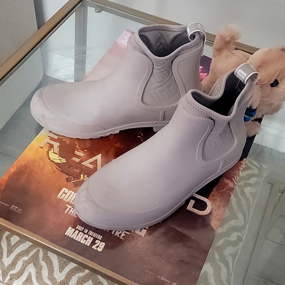 Used wet weather Female UGG